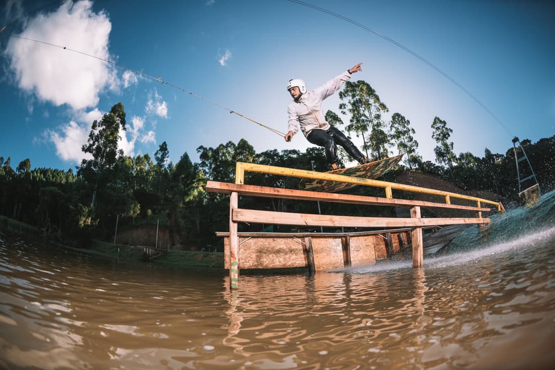 Pedro Zucki realizando um nose press no wakeboard no Zuno Cable Park em Curitiba - Paraná, Brasil