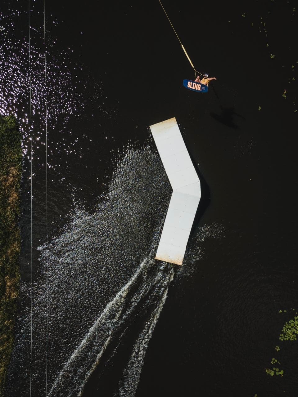 Vista aérea do lago e obstáculos no Zuno Cable Park