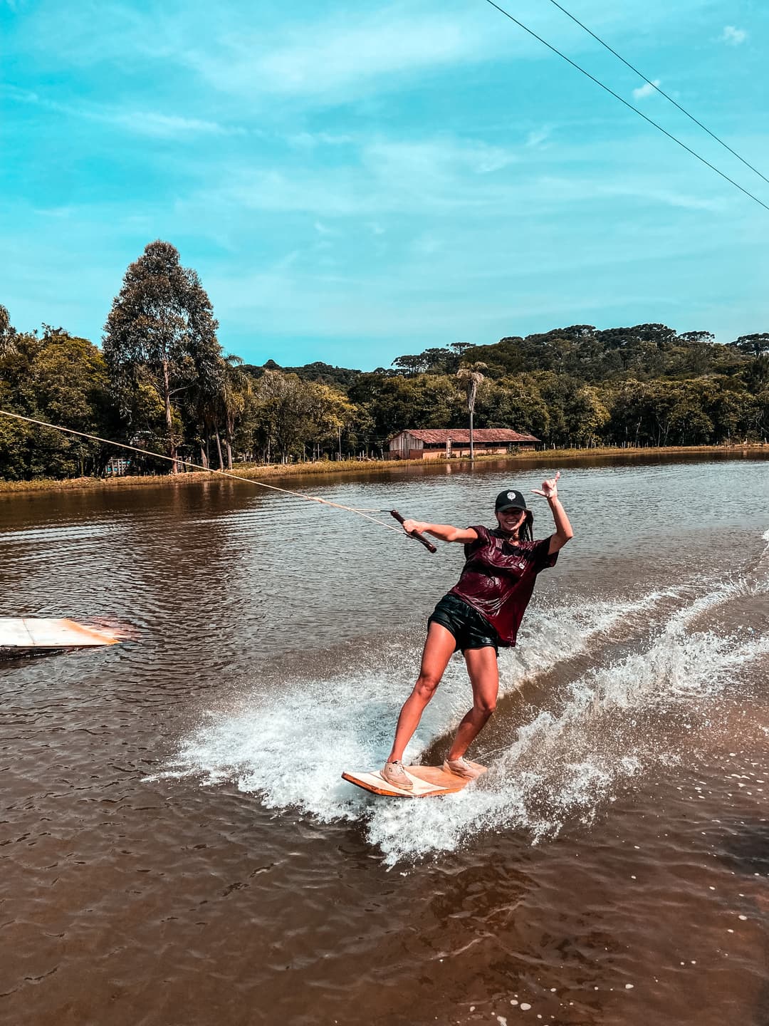 Bia praticando wakeskate no Zuno Cable Park