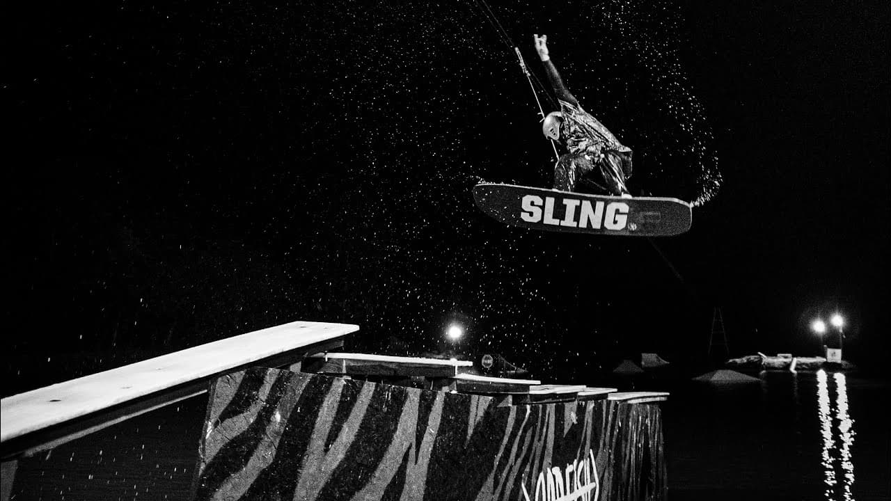 Pedro Zucki pulando por cima de um obstáculo no Zuno Cable Park em Curitiba - PR.